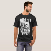 アメリカ国旗を持つ動揺して平和標識スケルトン Tシャツ (正面フル)