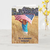 アメリカ国旗を持つ女の子退役軍人の日 カード (黄色い花)