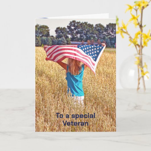 アメリカ国旗を持つ女の子退役軍人の日 カード (黄色い花)