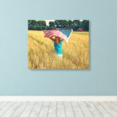 アメリカ国旗を持つ女の子 キャンバスプリント (インサイチュ (ウッドフロア))