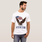 アメリカ国旗を持つ愛国的なハゲ統一されたワシ Tシャツ (正面フル)