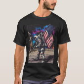 アメリカ国旗を持つ愛国的な宇宙飛行士 Tシャツ (正面)