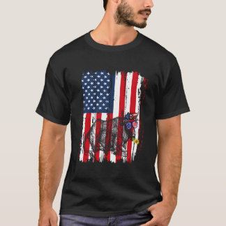 アメリカ国旗を持つ愛国的な農家の牛 アメリカンカウ アニマル Tシャツ