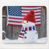 アメリカ国旗を持つ愛国的な雪だるま マウスパッド (正面)