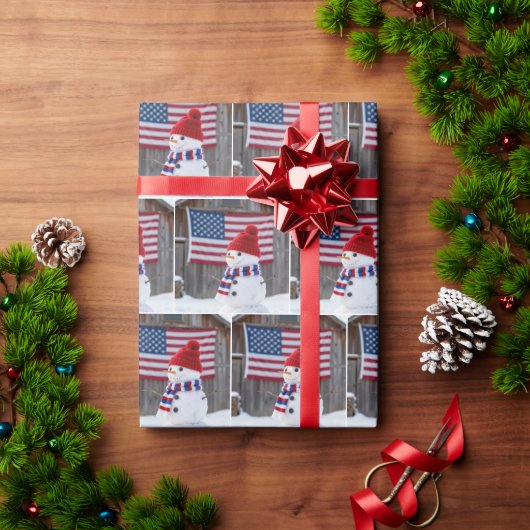 アメリカ国旗を持つ愛国的な雪だるま ラッピングペーパー (クリスマスギフト)