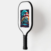 アメリカ国旗を持つ月の下のアメリカのカメ ピックルボールラケット (左)