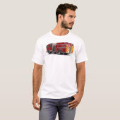 アメリカ国旗を持つ消防車の背面 Tシャツ (正面フル)