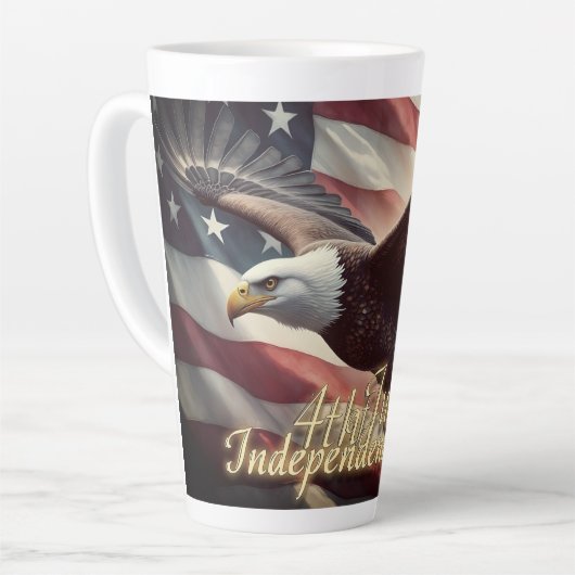 アメリカ国旗を持つ7月4日の鷲 カフェラテマグ (左アングル)