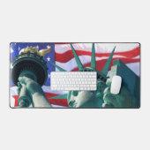 アメリカ国旗を振る愛国的自由の女神 デスクマット (キーボード&マウス)