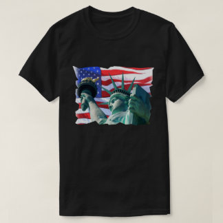 アメリカ国旗を振る愛国的自由の女神 Tシャツ