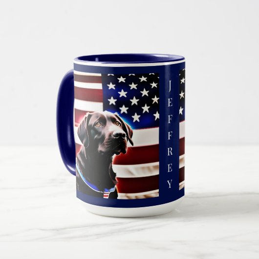 アメリカ国旗を掲げたチョコレートラボ マグカップ (正面左)