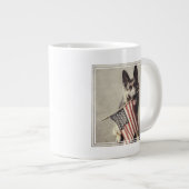 アメリカ国旗を掲げたドイツの羊飼い ジャンボコーヒーマグカップ (正面右)