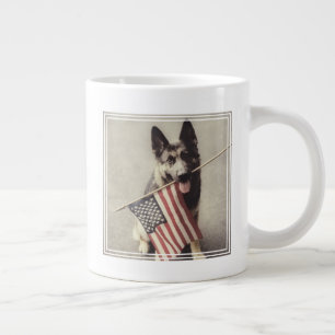 アメリカ国旗を掲げたドイツの羊飼い ジャンボコーヒーマグカップ