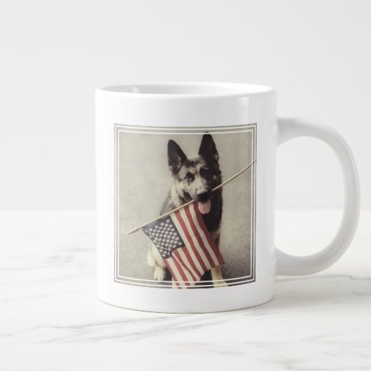 アメリカ国旗を掲げたドイツの羊飼い ジャンボコーヒーマグカップ (右)