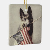 アメリカ国旗を掲げたドイツの羊飼い セラミックオーナメント (右)