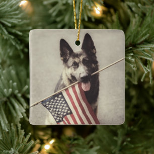 アメリカ国旗を掲げたドイツの羊飼い セラミックオーナメント