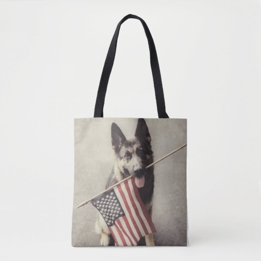 アメリカ国旗を掲げたドイツの羊飼い トートバッグ (正面)