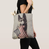 アメリカ国旗を掲げたドイツの羊飼い トートバッグ (クローズアップ)