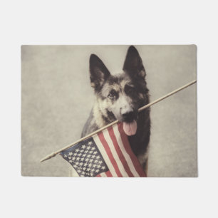 アメリカ国旗を掲げたドイツの羊飼い ドアマット