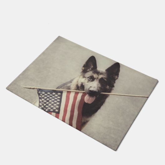 アメリカ国旗を掲げたドイツの羊飼い ドアマット (アングル)