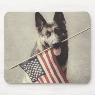 アメリカ国旗を掲げたドイツの羊飼い マウスパッド