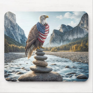 アメリカ国旗を掲げたハゲのワシ マウスパッド