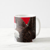アメリカ国旗を掲げたハゲ・イーグル コーヒーマグカップ (正面右)
