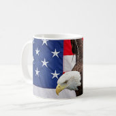 アメリカ国旗を掲げたハゲ・イーグル コーヒーマグカップ (正面左)