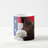アメリカ国旗を掲げたハゲ・イーグル コーヒーマグカップ (中央)