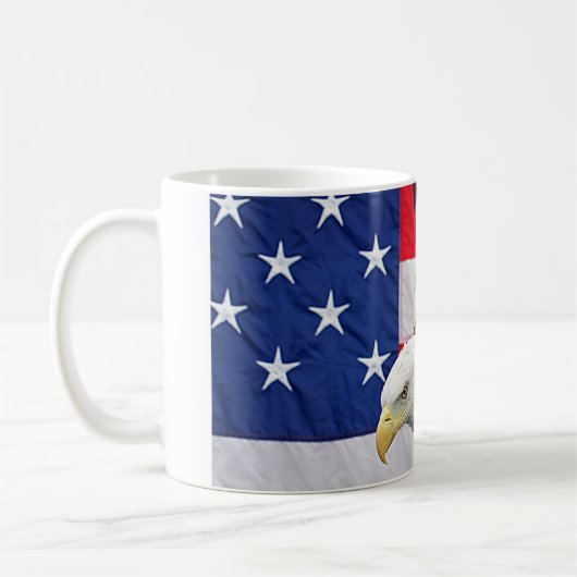 アメリカ国旗を掲げたハゲ・イーグル コーヒーマグカップ (左)