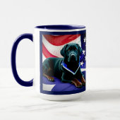 アメリカ国旗を掲げたブラックラボ マグカップ (左)