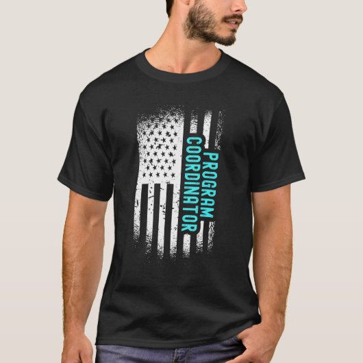 アメリカ国旗を掲げたプログラムコーディネーター Tシャツ (正面)