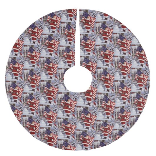 アメリカ国旗を掲げた愛国的なクリスマスサンタホールディングス ブラッシュドポリエステルツリースカート (正面)