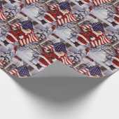 アメリカ国旗を掲げた愛国的なクリスマスサンタホールディングス ラッピングペーパー (角)