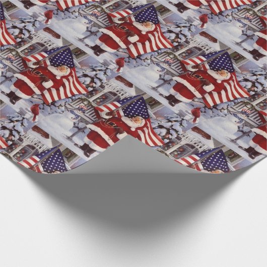 アメリカ国旗を掲げた愛国的なクリスマスサンタホールディングス ラッピングペーパー (角)