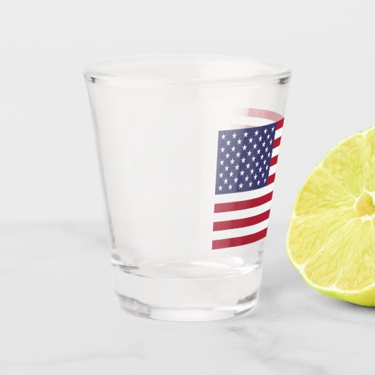 アメリカ国旗を掲げた愛国的なショットグラス ショットグラス (左)