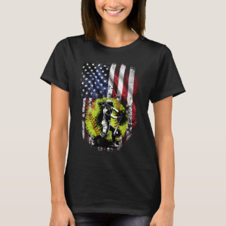 アメリカ国旗を掲げた愛国的なソフトボールの打者 Tシャツ