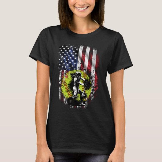 アメリカ国旗を掲げた愛国的なソフトボールの打者 Tシャツ (正面)