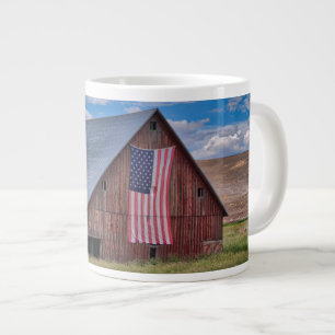 アメリカ国旗を掲げた納屋 コルファックス(ワシントン) ジャンボコーヒーマグカップ