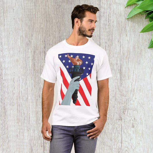アメリカ国旗を掲げた自由の聖火の像 Tシャツ