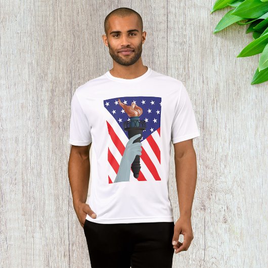 アメリカ国旗を掲げた自由の聖火の像 Tシャツ
