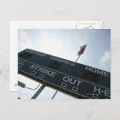 アメリカ国旗を掲げた野球のスコアボード ポストカード (正面/裏面)