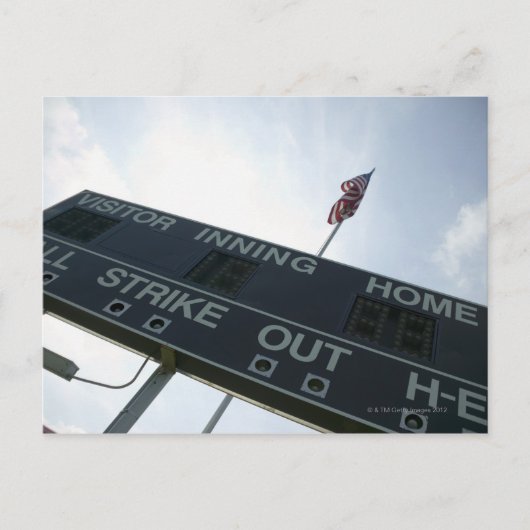 アメリカ国旗を掲げた野球のスコアボード ポストカード (正面)