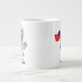 アメリカ国旗を掲げている宇宙飛行士。 ジャンボコーヒーマグカップ (正面)