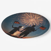 アメリカ国旗を掲げている親子 ペーパープレート (アングル)