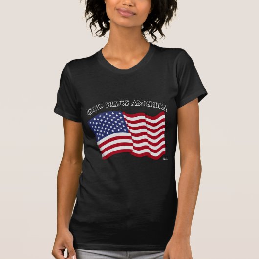 アメリカ国旗を掲げてアメリカを祝福せよ Tシャツ (正面)