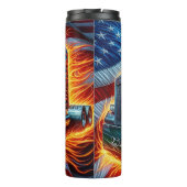 アメリカ国旗を掲げて燃え盛るセミトラック タンブラー (裏面)