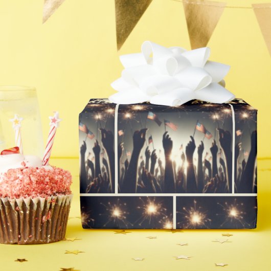 アメリカ国旗を掲げる愛国心のある群衆 ラッピングペーパー (誕生日パーティー)