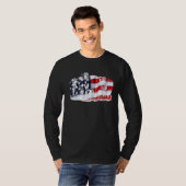 アメリカ国旗を牛アニメーションで揚げる愛国的牛 Tシャツ (正面フル)