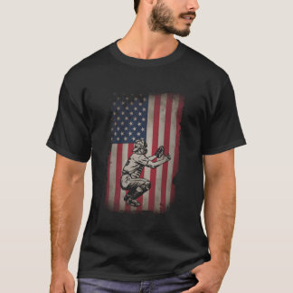 アメリカ国旗を背にした野球の捕手 アメリカ愛国主義 Tシャツ